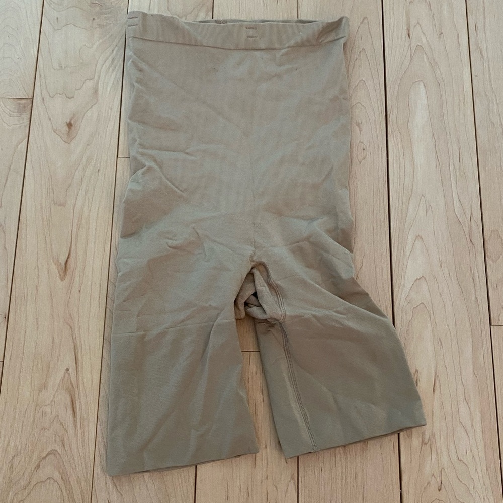 SPANX High-Waisted Mid-Thigh Short Size Medium